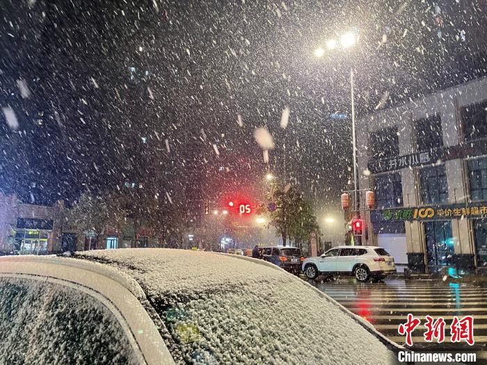 13日夜，南京迎今冬初雪?！⌒焐荷?攝