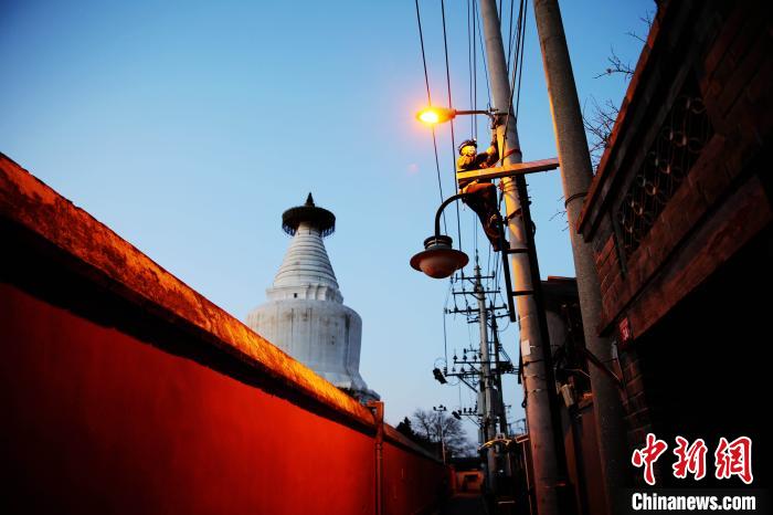 元旦前夕，北京城市照明管理中心員工檢修維護(hù)白塔寺等地區(qū)照明設(shè)施?！埑?攝