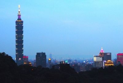 臺(tái)北虎山步道賞夜景看火焰蟲(chóng)提燈漫舞（圖）