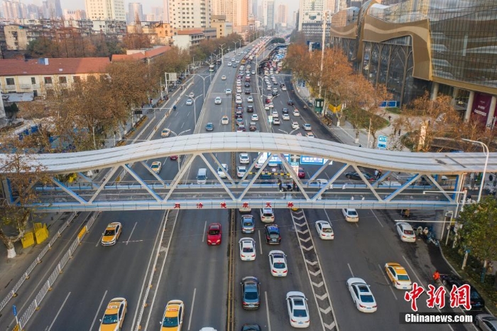 湖北武漢誕生抗疫天橋 感恩全國赴漢戰(zhàn)疫英雄