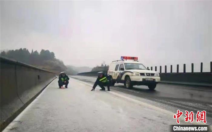 圖為交警在貴黔高速54公里長轄區(qū)巡邏執(zhí)勤。貴陽交警供圖