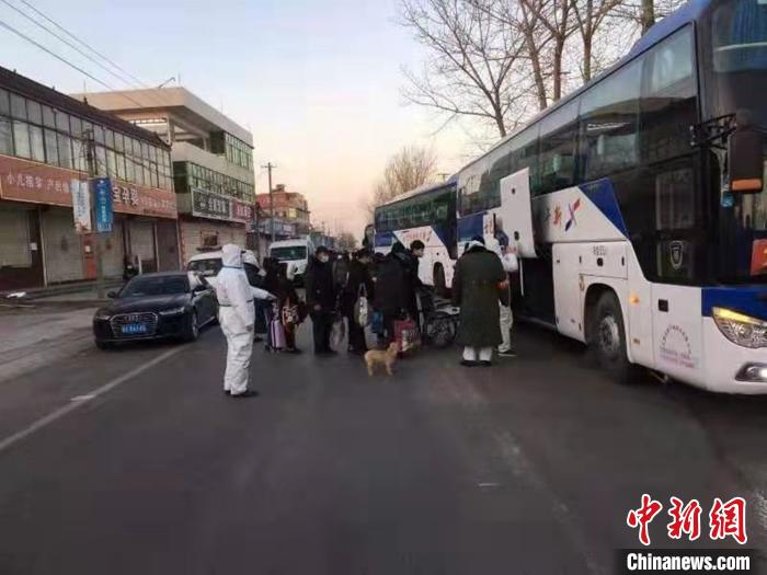 圖為小果莊村村民被轉(zhuǎn)移隔離時(shí)，警員維持秩序。　張?jiān)露Y 攝