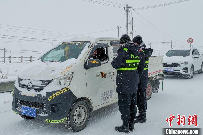 日喀則邊境管理支隊老馬泉河邊境檢查站民警頂風(fēng)冒雪執(zhí)勤檢查?！±罾?攝