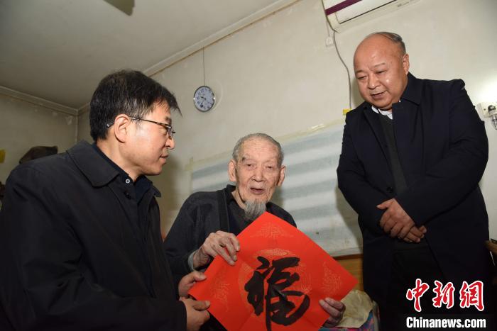 97歲臺胞種志斌：一張張照片“鋪就”回家路