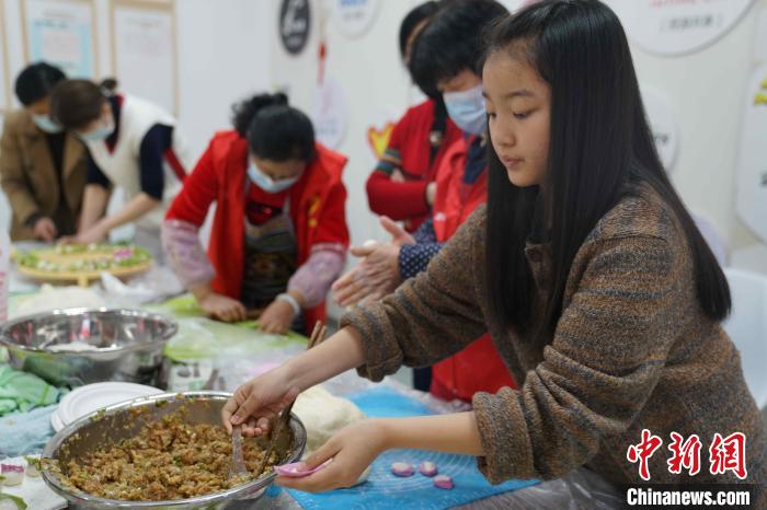 小朋友包起餃子來像模像樣。王繼旺供圖