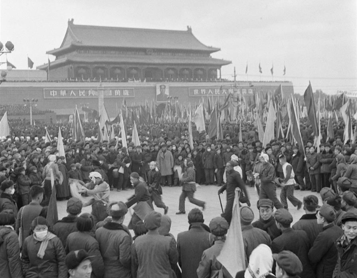 1956年1月15日，北京各界20多萬人在天安門廣場(chǎng)舉行慶祝社會(huì)主義改造勝利聯(lián)歡大會(huì)。新華社發(fā).jpg