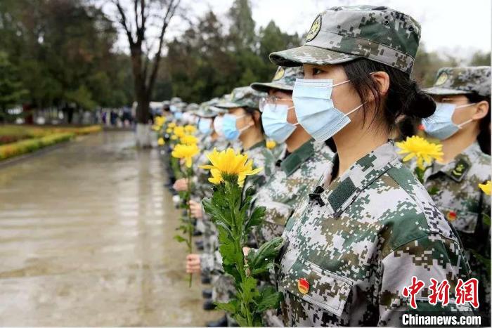 2021年4月3日，武警女兵在蘭州烈士陵園祭奠烈士?！「拭C省退役軍人事務(wù)廳供圖 攝