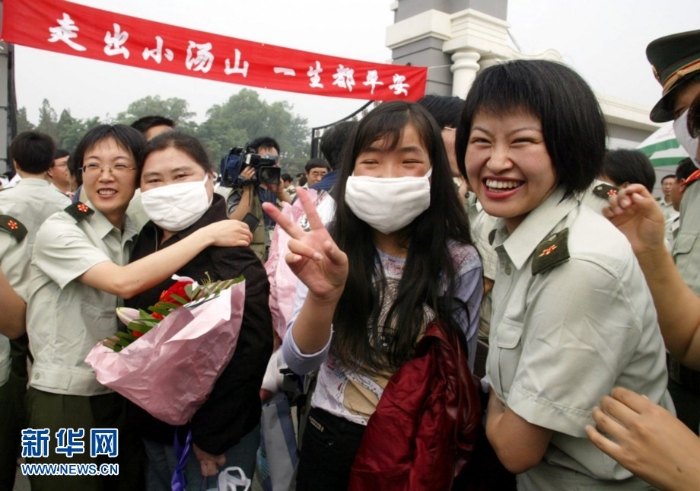 2003年6月20日，小湯山醫(yī)院的最后一批非典治愈者出院時(shí)與醫(yī)務(wù)人員深情告別。新華社記者王建民攝.jpg