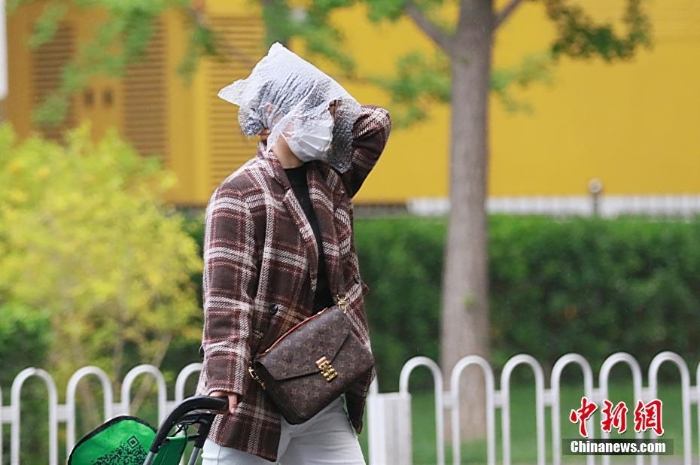 風(fēng)沙雷雨電齊聚 北京天氣很復(fù)雜