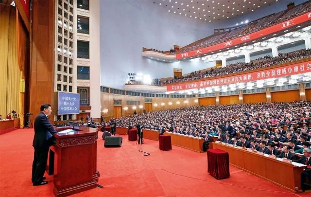 10月18日，中國共產(chǎn)黨第十九次全國代表大會(huì)在北京人民大會(huì)堂開幕。習(xí)近平代表第十八屆中央委員會(huì)向大會(huì)作報(bào)告 蘭紅光 攝.jpg