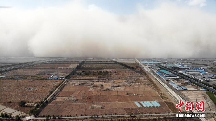 甘肅張掖遭遇沙塵暴襲擊 “沙墻”滾滾推進