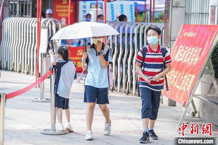 廣西南寧學(xué)生放學(xué)后離開校園。(資料圖) 陳冠言 攝