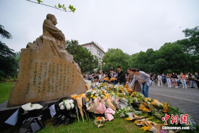 重慶西南大學(xué)師生在袁隆平雕像前獻花哀悼