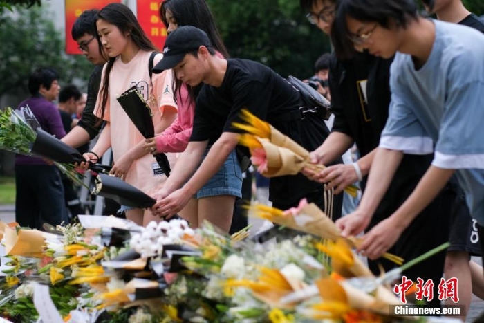 重慶西南大學(xué)師生在袁隆平雕像前獻花哀悼