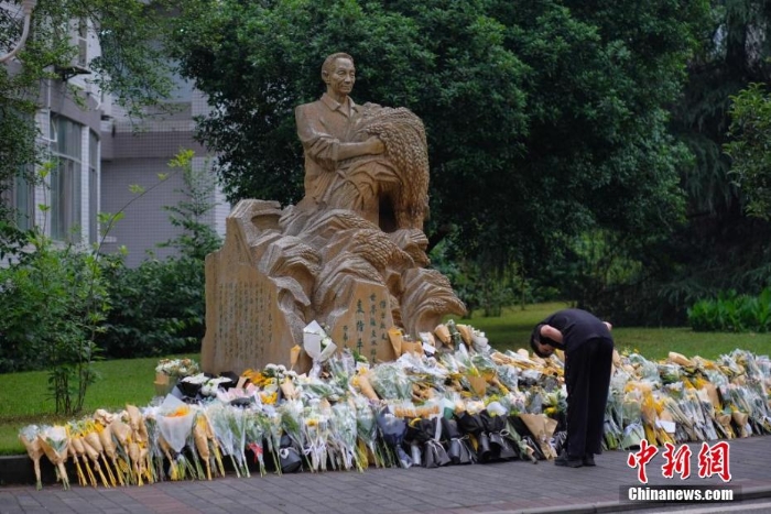 重慶西南大學(xué)師生在袁隆平雕像前獻花哀悼