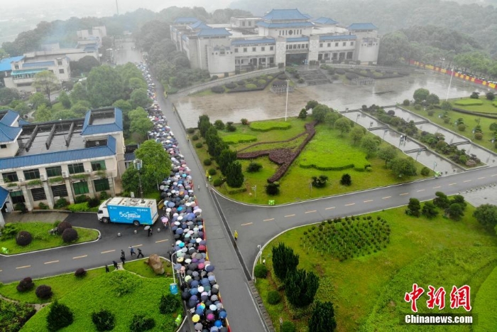 數(shù)萬民眾雨中送別袁隆平