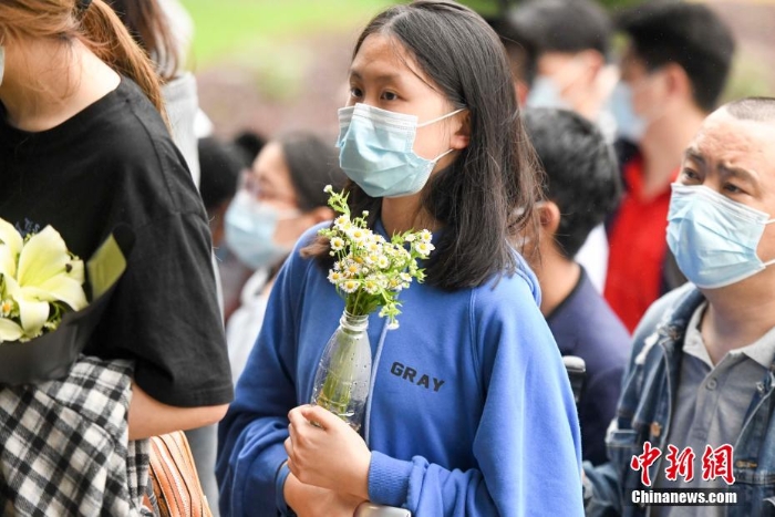 數(shù)萬民眾雨中送別袁隆平