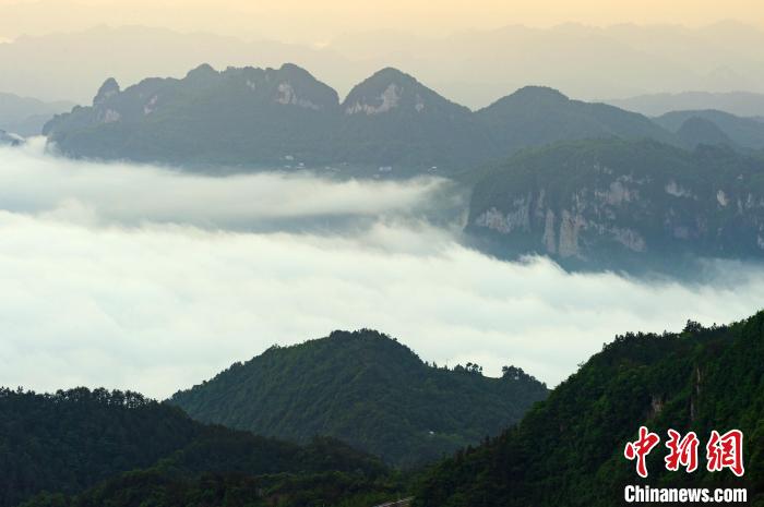 云霧飄渺的三峽庫區(qū)猶如仙境。　雷勇 攝