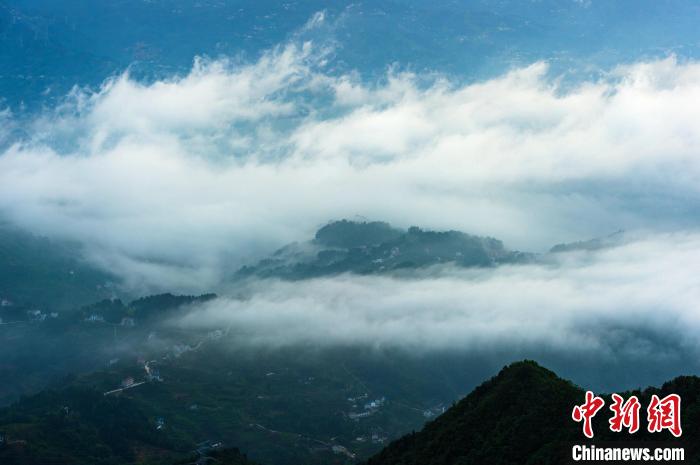 三峽庫區(qū)雨后云霧升騰?！±子?攝