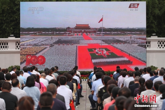 貴州遵義：民眾觀看慶祝中國共產(chǎn)黨成立100周年大會直播