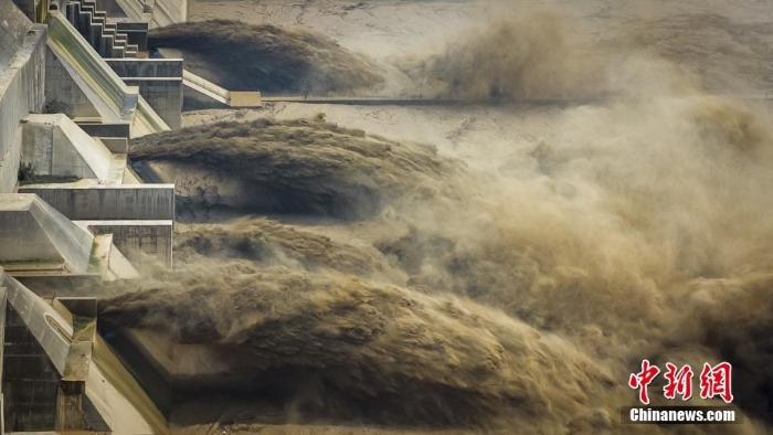 河南洛陽：黃河小浪底景區(qū)河水奔涌 場面壯觀