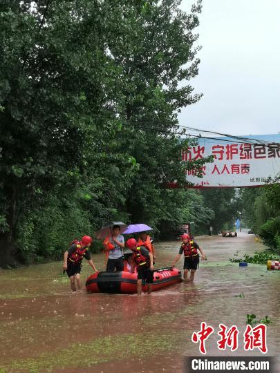 四川達(dá)州強(qiáng)降雨致洪澇災(zāi)害：救援人員救出被困民眾