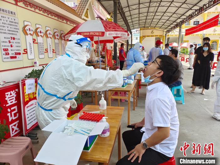 圖為7月10日，瑞麗市卯相社區(qū)居民進(jìn)行核酸檢測(cè)?！№n帥南 攝