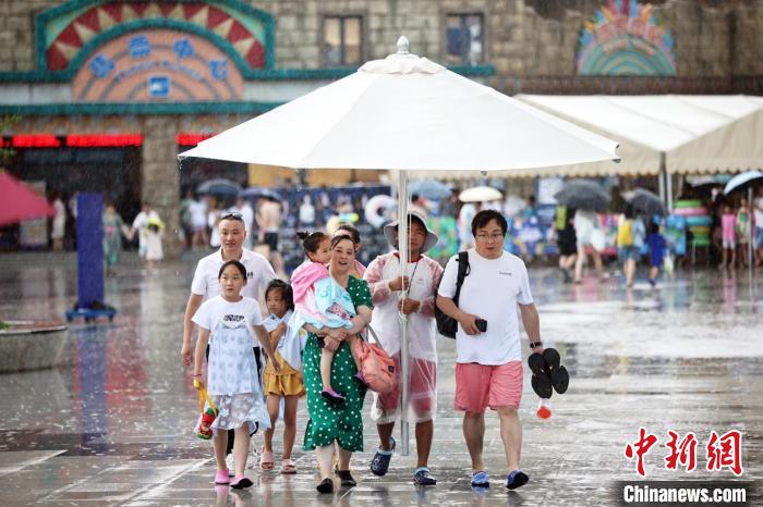 大傘底下好躲雨?！°蟛?攝