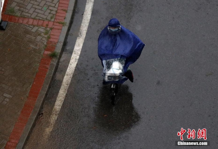 北京遇今年汛期最強(qiáng)降雨 市民冒雨出行