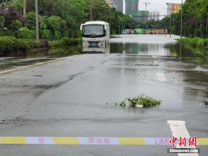 7月21日，河南，鄭州暴雨第二日，經(jīng)過(guò)一夜的搶險(xiǎn)救援積水路段的積水明顯下降，但街頭仍有多處積水嚴(yán)重。圖為洪水消退后的鄭州街頭。<a target='_blank' href='http://www.chinanews.com/'>中新社</a>記者 李貴剛 攝