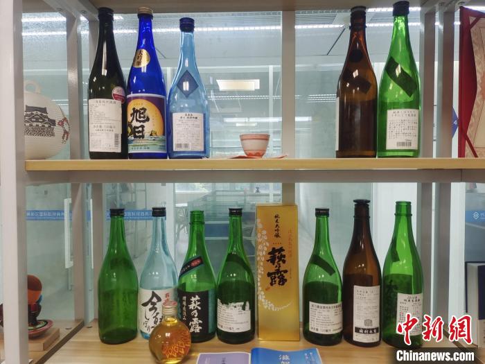 荻野大辦公室展示的日本清酒?！√菩∏?攝