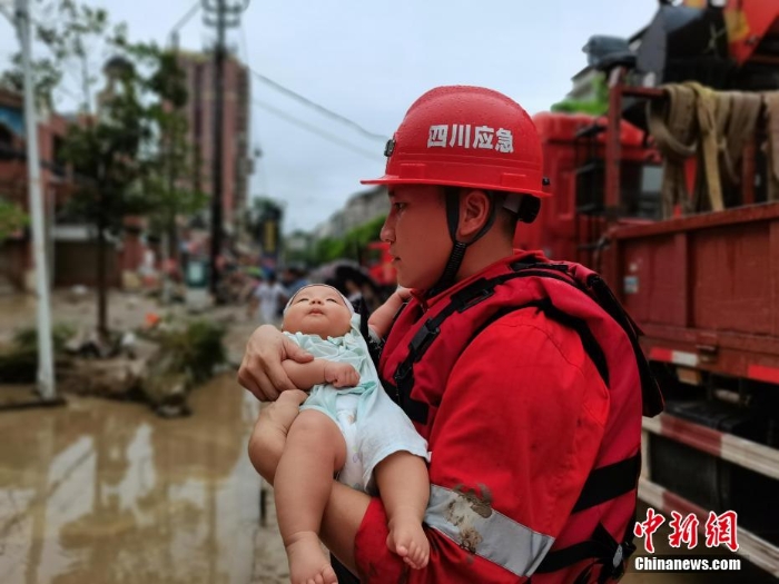 四川達(dá)州遭暴雨襲擊 救援人員緊急轉(zhuǎn)移被困民眾