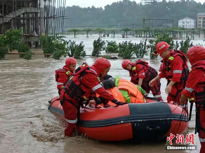 四川達(dá)州遭暴雨襲擊 救援人員緊急轉(zhuǎn)移被困民眾