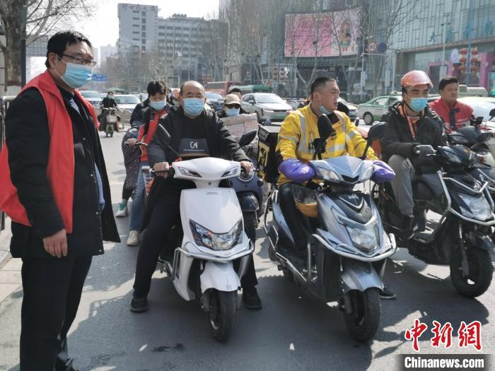 資料圖：鄭州街頭騎電動(dòng)自行車的市民。　王登峰 攝