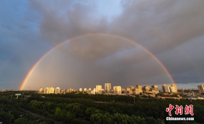 北京雨后天空現(xiàn)雙彩虹景象美輪美奐