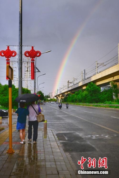 北京雨后天空現(xiàn)雙彩虹景象美輪美奐