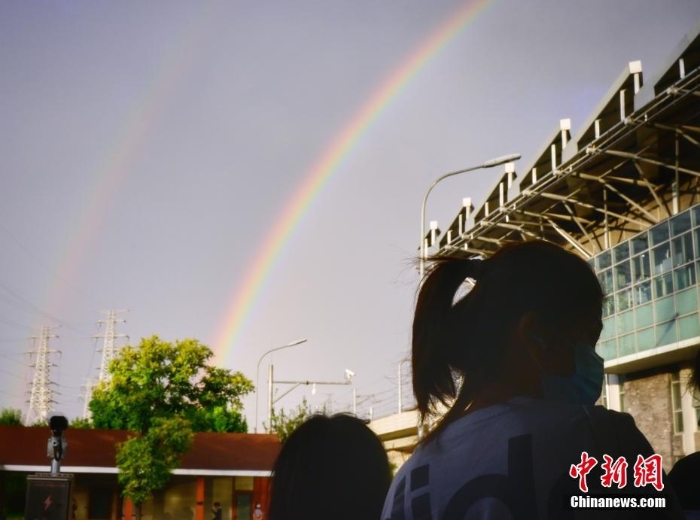 北京雨后天空現(xiàn)雙彩虹景象美輪美奐