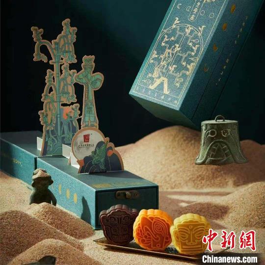 三星堆月餅禮盒?！∪嵌巡┪镳^景區(qū)管委會(huì)產(chǎn)業(yè)發(fā)展部供圖