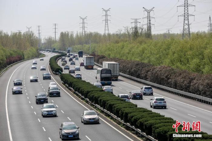 4月5日，江蘇淮安，位于該市境內(nèi)的長深高速路段上，迎來清明小長假返程車流高峰，過往車輛川流不息。 圖片來源：視覺中國