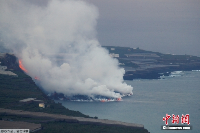 西班牙拉帕爾馬島巖漿流入海洋 水面蒸汽升騰