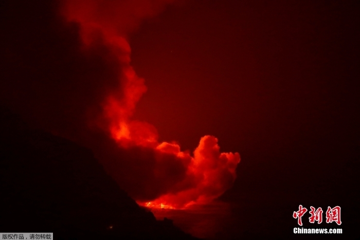 西班牙拉帕爾馬島巖漿流入海洋 水面蒸汽升騰