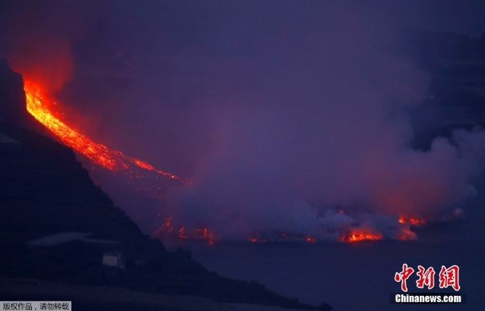 西班牙拉帕爾馬島巖漿流入海洋 水面蒸汽升騰