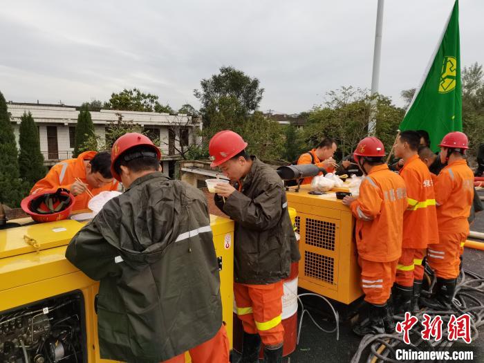 救援隊(duì)員作業(yè)間隙匆忙就餐。　華陽集團(tuán)供圖