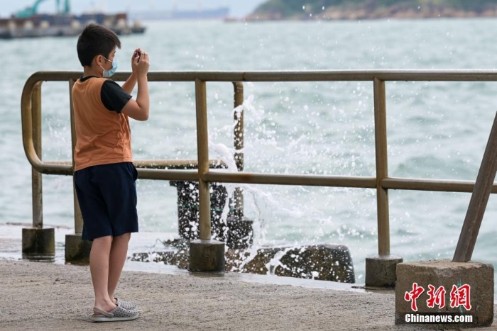 “圓規(guī)”逼近香港 天文臺發(fā)布八號風(fēng)球