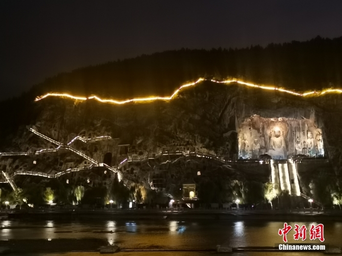 河南洛陽(yáng)龍門(mén)石窟夜景 蔚為壯觀神秘莫測(cè)