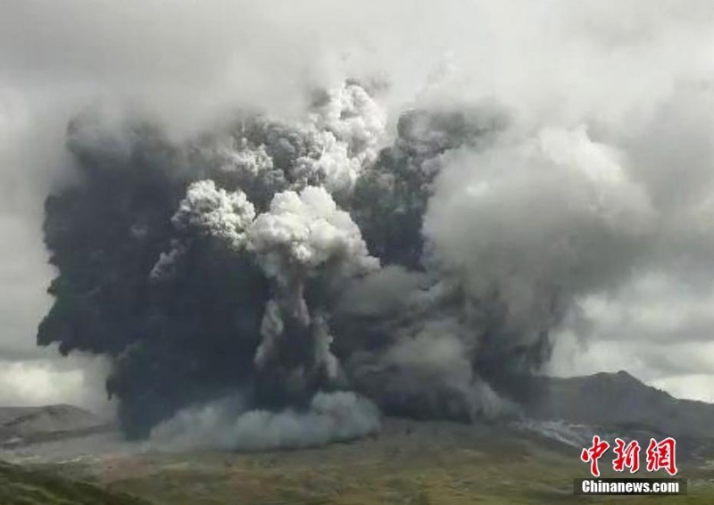 日本阿蘇火山發(fā)生噴發(fā) 火山灰直沖天際