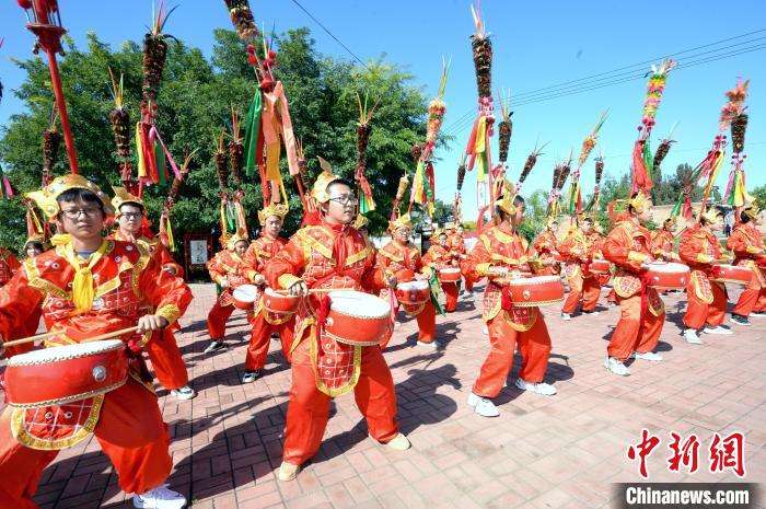 河北省隆堯縣千戶營鄉(xiāng)招子鼓廣場上，隆堯縣滏陽中學(xué)的學(xué)生們在練習(xí)招子鼓?！《虐貥?攝