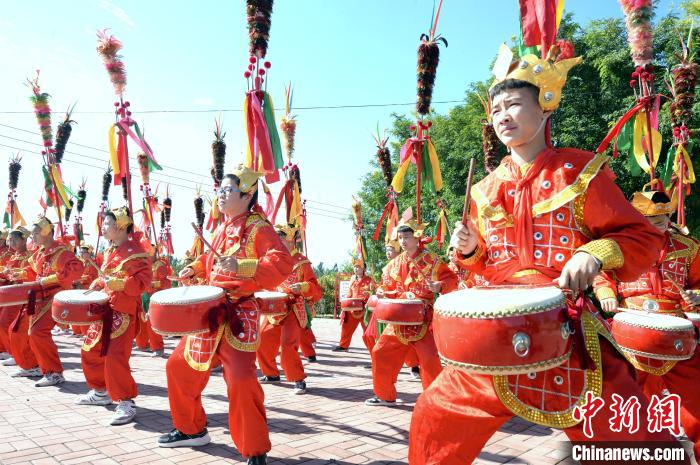 河北省隆堯縣千戶營鄉(xiāng)招子鼓廣場上，隆堯縣滏陽中學(xué)的學(xué)生們在練習(xí)招子鼓?！《虐貥?攝