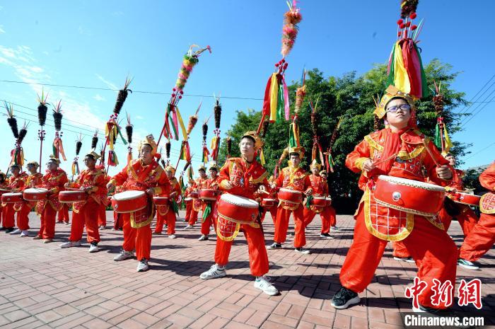 河北省隆堯縣千戶營鄉(xiāng)招子鼓廣場上，隆堯縣滏陽中學(xué)的學(xué)生們在練習(xí)招子鼓?！《虐貥?攝