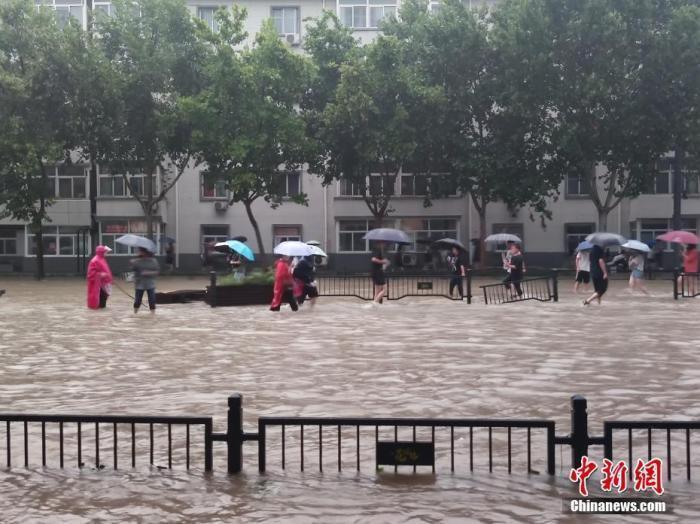 資料圖：持續(xù)強降雨導(dǎo)致鄭州部分街道積水嚴重。<a target='_blank' href='http://www.chinanews.com/'>中新社</a>記者 闞力 攝 